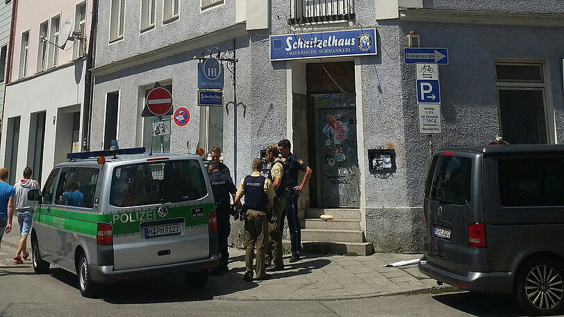 Aktivisten besetzten das "Schnitzelhaus" in der Holzapfelstraße 10. Polizisten beendeten die Aktion.