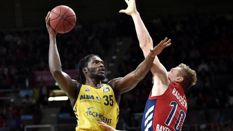 Landry Nnoko (l) ist mit ALBA Berlin durch den 78:70-Sieg beim FC Bayern München ins Pokal-Halbfinale eingezogen. Landry Nnoko (l) ist mit ALBA Berlin durch den 78:70-Sieg beim FC Bayern München ins Pokal-Halbfinale eingezogen.