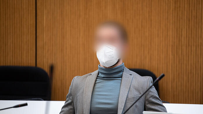 Der nun Verurteilte am Prozessbeginn Ende April 2021.
