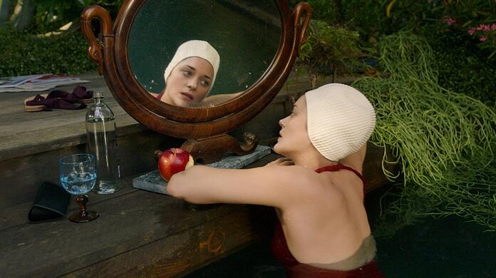 Schönheit und Opulenz: Marion Cotillard als Opernsängerin in ihrem verwunschenen Landhaus.