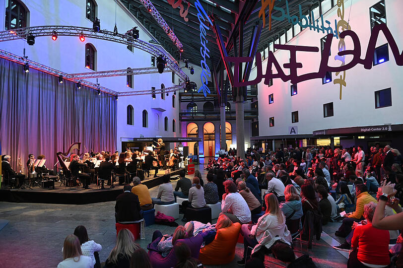 Die Symphoniker treten auch dieses Jahr wieder in der Stadtsparkasse auf. Die Symphoniker treten auch dieses Jahr wieder in der Stadtsparkasse auf.