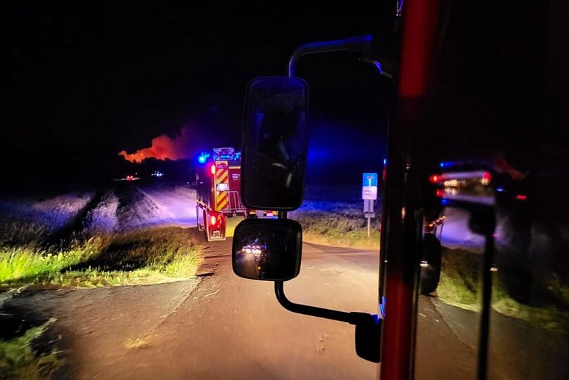 Durch den aufsteigenden Rauch komme es zu Sichtbehinderungen, sagte ein Polizeisprecher.