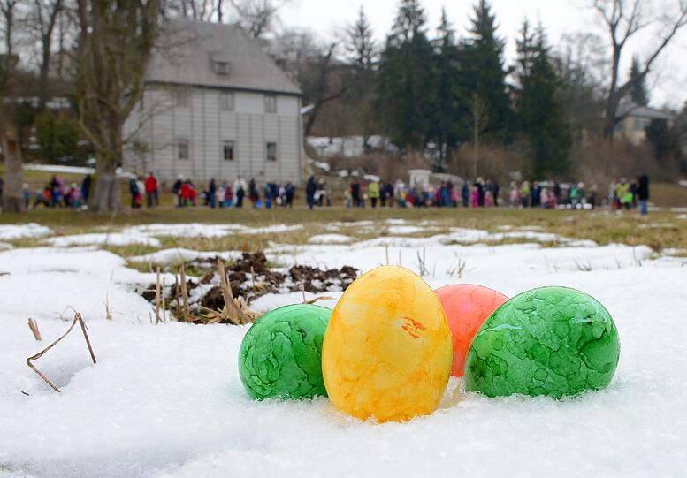 Weiße Ostern: Kinder müssen sich überall in Deutschland für die Eiersuche warm anziehen.