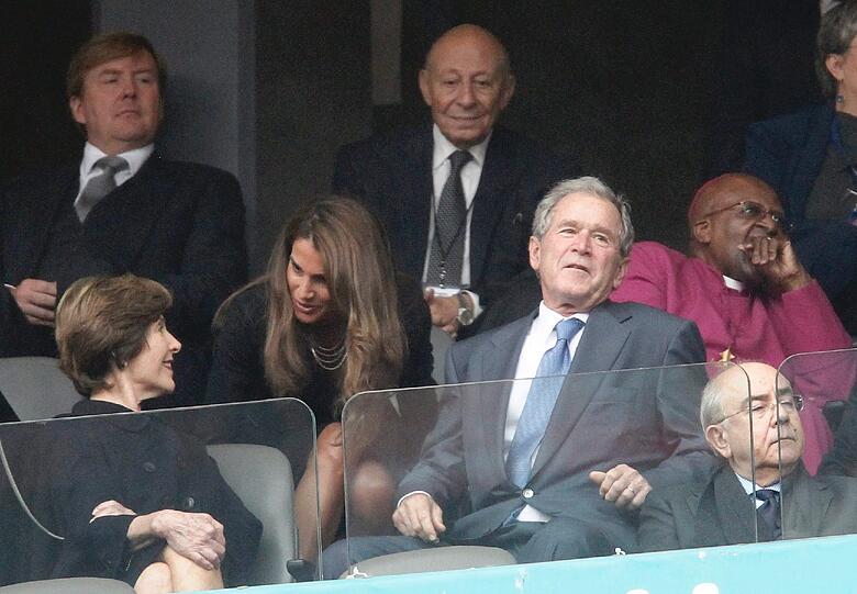 George W. Bush jun. und seine Ehefrau Laura waren auch da.