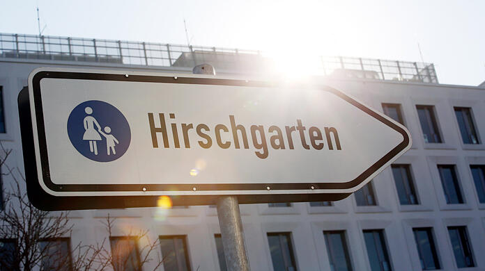 Der Jugendliche war auf dem Weg vom Hirschgarten zur Tankstelle, als er Opfer des Überfalls wurde. (Symbolbild)