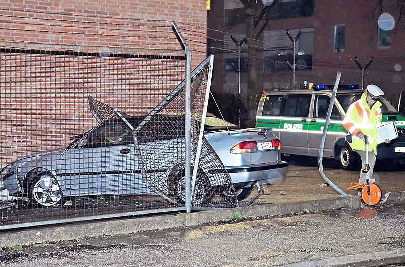 Für einen PKW-Faher in Ramersdorf-Perlach ging es bei seiner Spritztour ab durch den Zaun und mitten rauf auf das Geländer der Polizei.