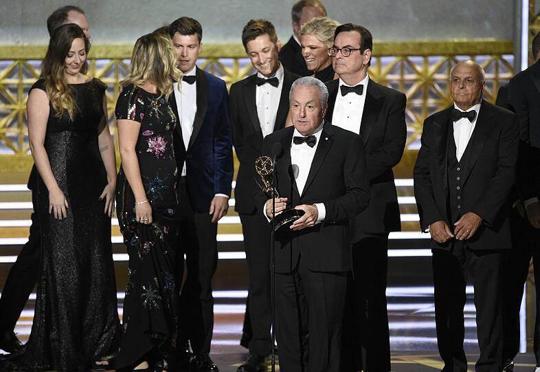 Lorne Michaels (M, vorne) und die Besetzung der Serie "Saturday Night Live" freuen sich über die Auszeichnung als beste Sketch-Serie.