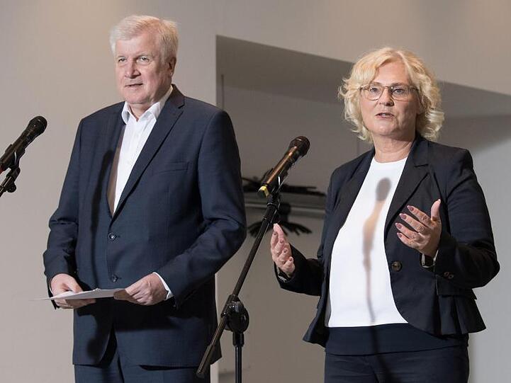 Innenminister Horst Seehofer (CSU) und Justizministerin Christine Lambrecht (SPD) geben nach der Sitzung des Koalitionsausschusses eine Pressekonferenz.