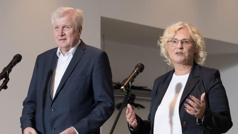 Innenminister Horst Seehofer (CSU) und Justizministerin Christine Lambrecht (SPD) geben nach der Sitzung des Koalitionsausschusses eine Pressekonferenz. Innenminister Horst Seehofer (CSU) und Justizministerin Christine Lambrecht (SPD) geben nach der Sitzung des Koalitionsausschusses eine Pressekonferenz.