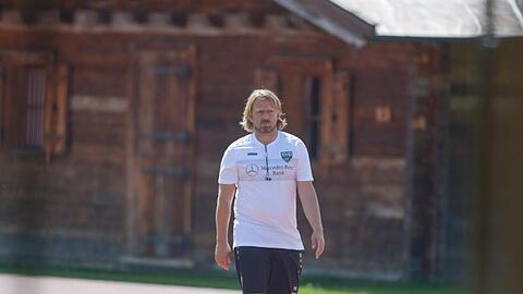 Sportdirektor Sven Mislintat läuft während des Trainingslagers des VfB über eine Laufbahn neben dem Platz. Foto: Maximilian Haupt/Archivbild