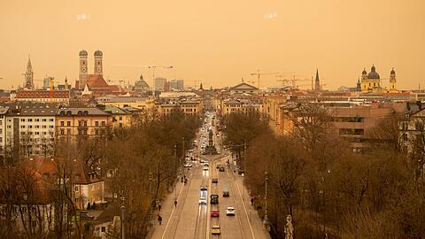 Ein Bild vom vergangenen März: Sahara-Staub in und über München. (Archivbild)