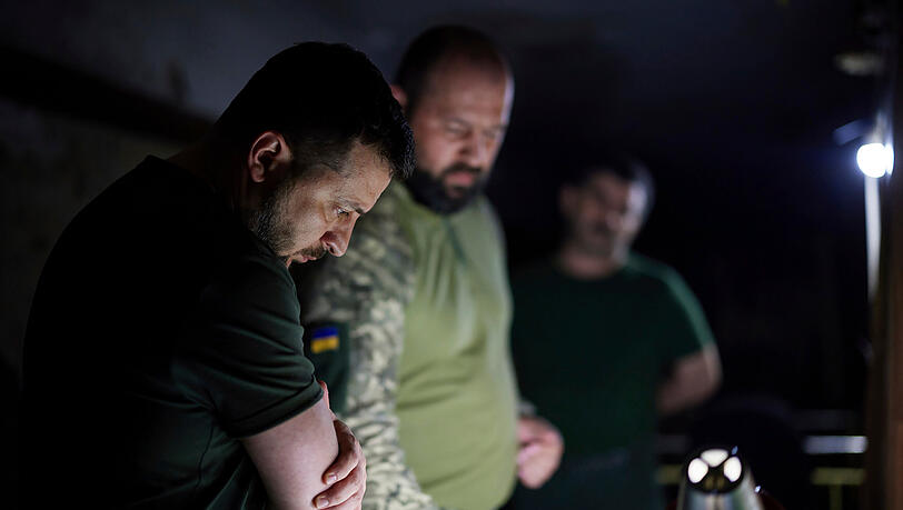 Auf diesem vom Pressebüro des ukrainischen Präsidenten zur Verfügung gestellten Foto hört Wolodymyr Selenskyj, Präsident der Ukraine, einem Bericht eines Soldaten nahe der Frontlinie in der Region Donezk.