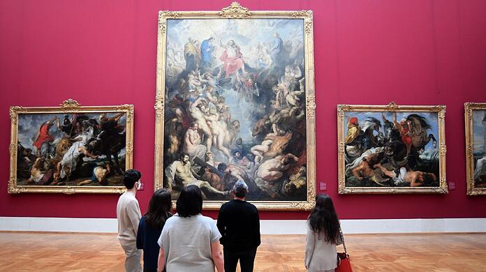 Besucher betrachten in der Alten Pinakothek von Peter Paul Rubens "Das Große jüngste Gericht".