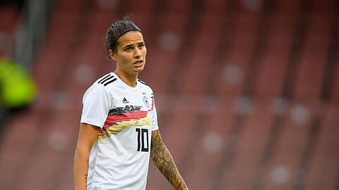 Deutschlands Dzsenifer Marozsán steht auf dem Platz.