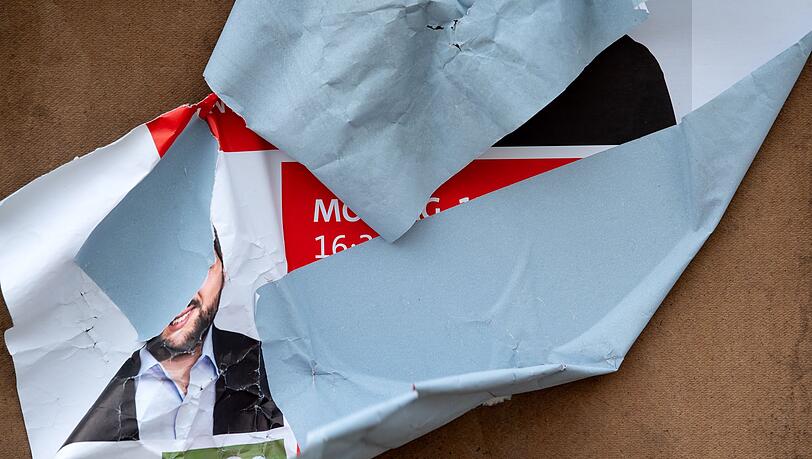 Zerstörte Wahlplakate, aber auch Gewaltdelikte: Politiker werden oft zur Zielscheibe. (Symbolbild)