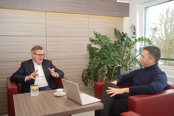 AZ-Chefreporter Maximilian Koch an der S&auml;bener Stra&szlig;e mit Bayern-Boss Jan-Christian Dreesen.