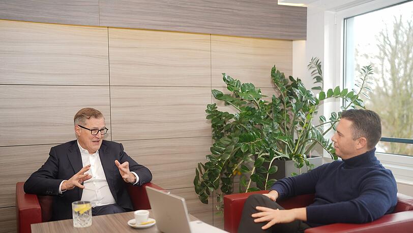 AZ-Chefreporter Maximilian Koch an der S&auml;bener Stra&szlig;e mit Bayern-Boss Jan-Christian Dreesen.