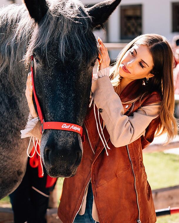 Cathy Hummels mit Pferd Kathi auf Gut Aiderbichl.