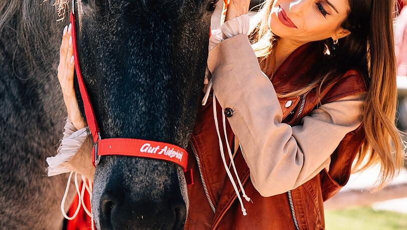Cathy Hummels mit Pferd Kathi auf Gut Aiderbichl. Cathy Hummels mit Pferd Kathi auf Gut Aiderbichl.