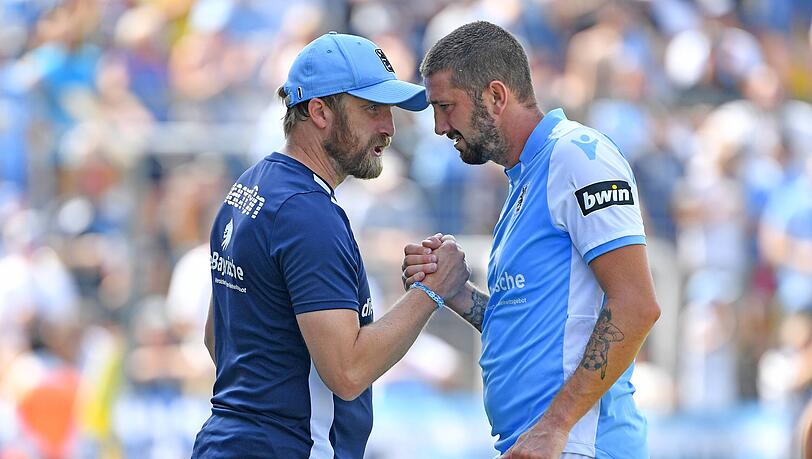 Sechzig ist zur&uuml;ck in der Regionalliga &ndash; genau in der Spielklasse, aus der Trainer Daniel Bierofka (l.) und Torj&auml;ger Sascha M&ouml;lders (v. l.) die L&ouml;wen in der Saison 2017/18 zur&uuml;ck in den Profifu&szlig;ball holten (Archivbild vom 4. August 2018).