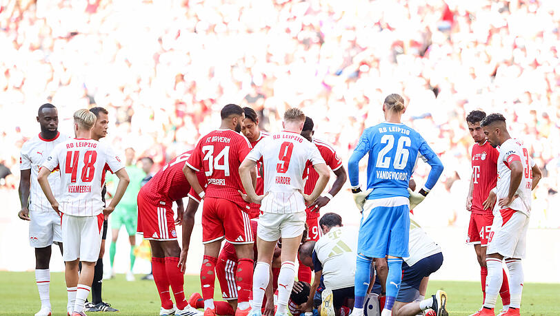 Jamal Musiala ging gegen Leipzig kurz vor Schluss aus bislang nicht bekannter Ursache zu Boden, seine Mitspieler leisteten Erste Hilfe. Jamal Musiala ging gegen Leipzig kurz vor Schluss aus bislang nicht bekannter Ursache zu Boden, seine Mitspieler leisteten Erste Hilfe.