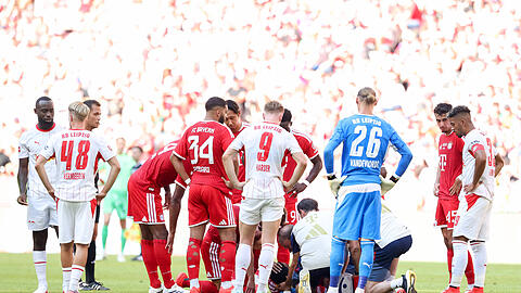 Jamal Musiala ging gegen Leipzig kurz vor Schluss aus bislang nicht bekannter Ursache zu Boden, seine Mitspieler leisteten Erste Hilfe. Jamal Musiala ging gegen Leipzig kurz vor Schluss aus bislang nicht bekannter Ursache zu Boden, seine Mitspieler leisteten Erste Hilfe.