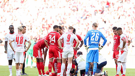 Jamal Musiala ging gegen Leipzig kurz vor Schluss aus bislang nicht bekannter Ursache zu Boden, seine Mitspieler leisteten Erste Hilfe.