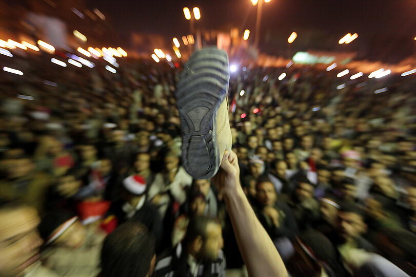 Mehr als zehntausend Menschen haben die Nacht auf dem Tahrir-Platz in Kairo verbracht. Sie harrten nach der Rede des ägyptischen Präsidenten Husni Mubarak am Abend dort aus.