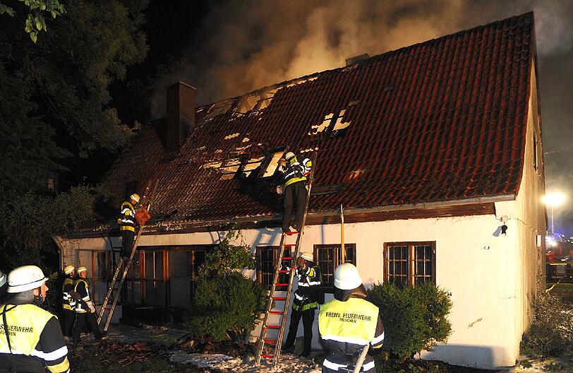 Das leer stehende Einfamilienhaus steht bereits seit einiger Zeit leer und sollte eigentlich abgerissen werden. In der Nacht zum Samstag stand das gesamte Gebäude plötzlich in Flammen. 40 Mann der Münchner Berufsfeuerwehr und der Freiwilligen Feuerwehr waren drei Stunden im Einsatz. Der Schaden lässt sich nicht beziffern. Brandfahnder haben die Ermittlungen aufgenommen.