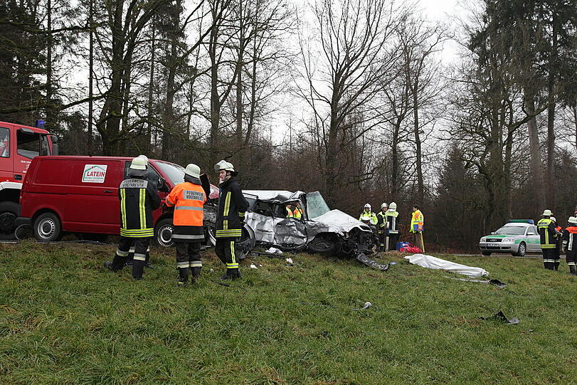 Auf der Staatsstraße 2359 krachten zwei Autos ineinander. Die Bilder vom Unfallort.