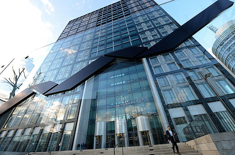 Das Firmenlogo prangt vor dem Hauptsitz der Deutsche Börse AG in Eschborn bei Frankfurt am Main.