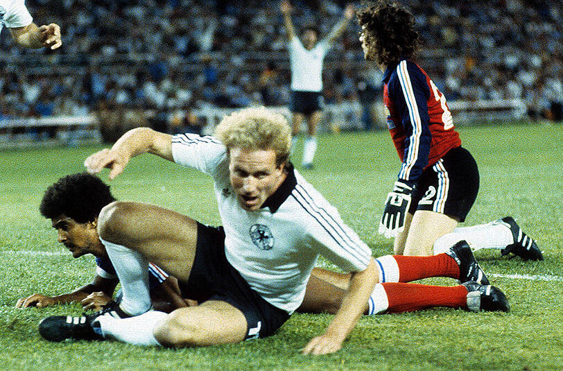08. Juli 1982 in Sevilla/Spanien Deutschland - Frankreich 3:3 n.V., 5:4 i.E. (WM-Halbfinale): Der "Thrilla von Sevilla" war wirklich kein Spiel für schwache Nerven. 1:3 lag Deutschland in der Verlängerung zurück und schaffte doch noch durch Tore von Karl-Heinz Rummenigge (103.) und Klaus Fischer (108.) den 3:3-Ausgleich.