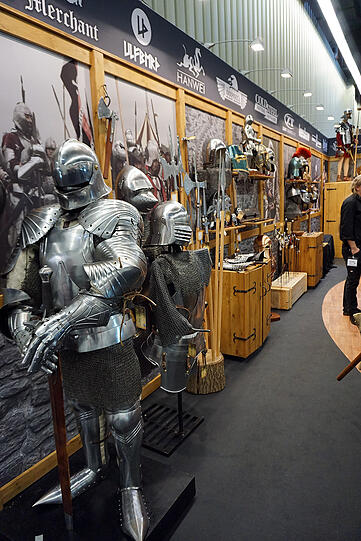 Historische Waffen und Rüstungen.