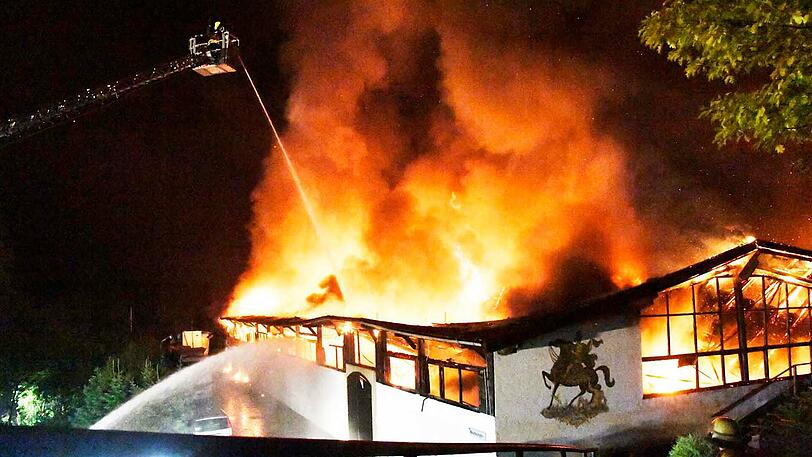 Flammeninferno in Icking - die Bilder vom Feuerwehreinsatz in der Nacht.