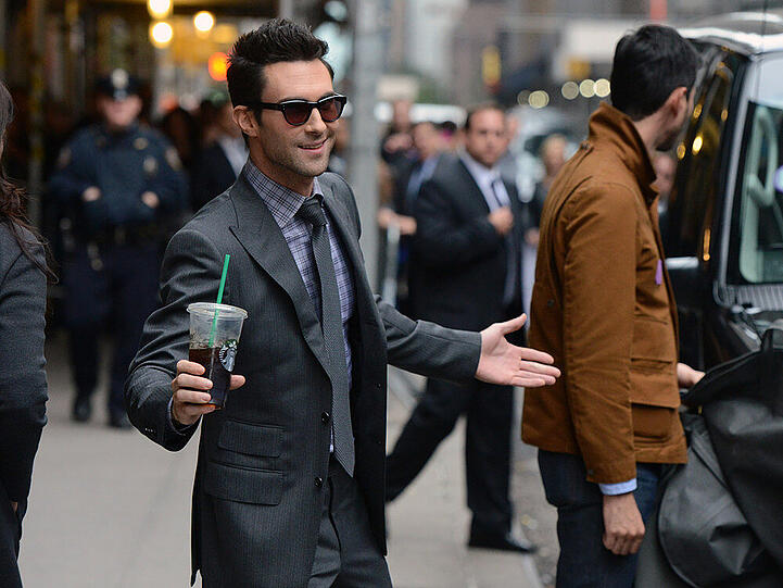 Viele Promis sind bekannt dafür, ihre Kaffeegelüste bei Starbucks zu stillen. Hier: Adam Levine von der Band Maroon 5