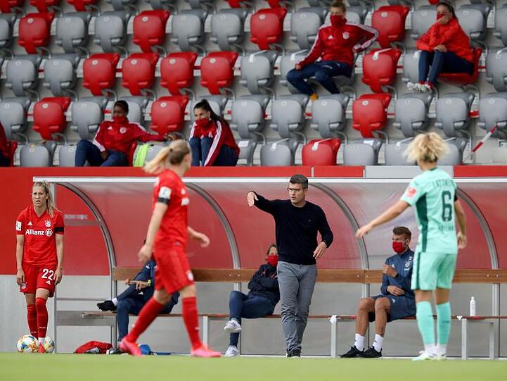 Bayerns Trainer Jens Scheuer gibt an der Seitenlinie Anweisungen.