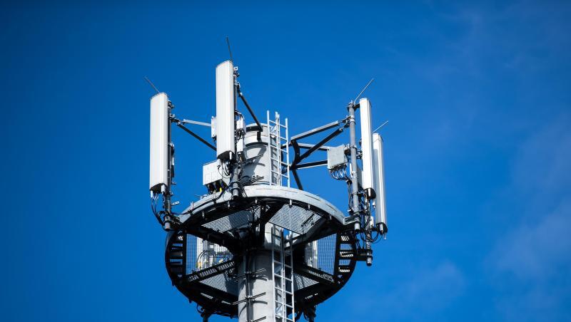 Ein Mast mit verschiedenen Antennen von Mobilfunkanbietern. Ein Mast mit verschiedenen Antennen von Mobilfunkanbietern.