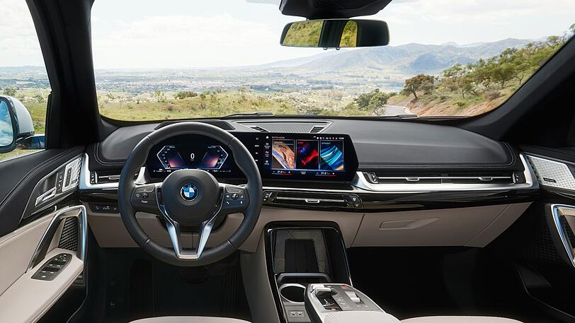 Moderne Zeiten: Ins Cockpit des neuen X1 ist das "Curved Display" eingezogen.