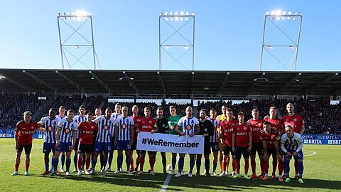 Die Teams von Hertha BSC und SV Wehen Wiesbaden gedenken gemeinsam an die Opfer des Nationalsozialismus.