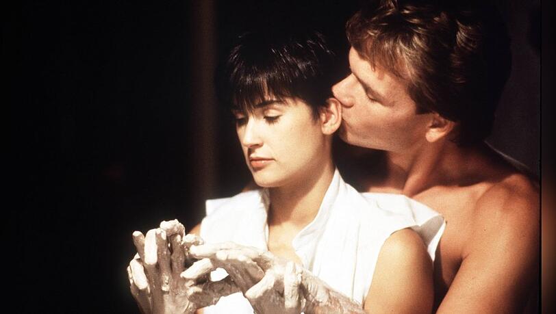 Demi Moore und ihr Filmpartner Patrick Swayze in der ikonischen T&ouml;pferscheiben-Szene von "Ghost - Nachricht von Sam"