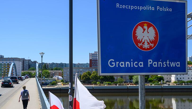 Der deutsch-polnische Grenzübergang Stadtbrücke zwischen Frankfurt (Oder) und Slubice. Polens Regierung rechnet mit Behinderungen des Grenzverkehrs durch die am Montag beginnenden Kontrollen an der Grenze. (Archivbild)