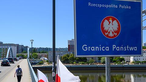 Der deutsch-polnische Grenzübergang Stadtbrücke zwischen Frankfurt (Oder) und Slubice. Polens Regierung rechnet mit Behinderungen des Grenzverkehrs durch die am Montag beginnenden Kontrollen an der Grenze. (Archivbild)