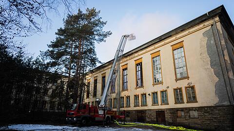 Der Brand breitete sich in einem ehemaligen Lehrgeb&auml;ude aus.