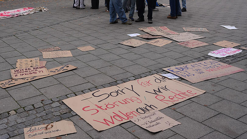 Schilder der Schülerdemonstranten mit ihren Forderungen – darunter auch Demosprüche, die sich auch in Frankreich in Windeseile verbreitet haben. Schilder der Schülerdemonstranten mit ihren Forderungen – darunter auch Demosprüche, die sich auch in Frankreich in Windeseile verbreitet haben.