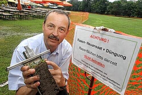 Gerhard Liwanetz, Leiter der SÖR-Abteilung &bdquo;Fachkoordination Grün&ldquo;, und sein Team päppeln derzeit den arg gebeutelten Rasen auf der Wöhrder Wiese wieder auf.