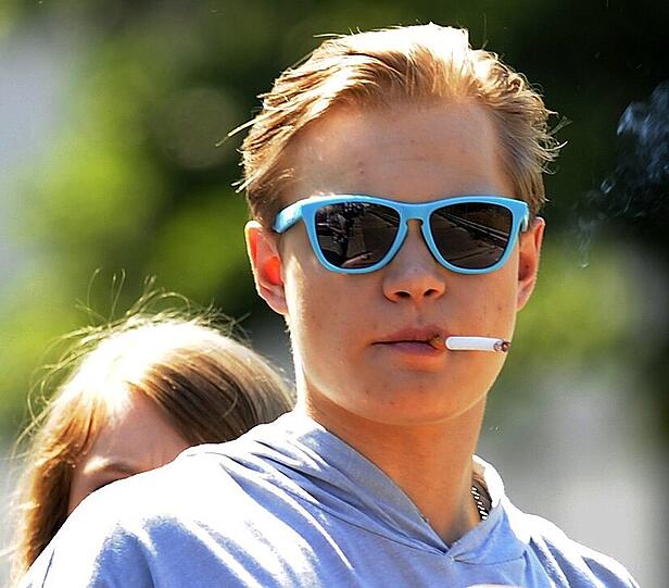 Nach neun Monaten hielt er um ihre Hand an: Wilson Gonzalez Ochsenknecht(21) und seine Bonnie Strange (24, lieben sich im Schumi-Tempo.Über Facebook lernten sie sich kennen (sie suchte ein Model), dann zogen sie zusammen, jetzt sind sie verlobt und tätowiert(&bdquo;b+w&ldquo; auf den Unterarmen).In diesem Sommer wird geheiratet.