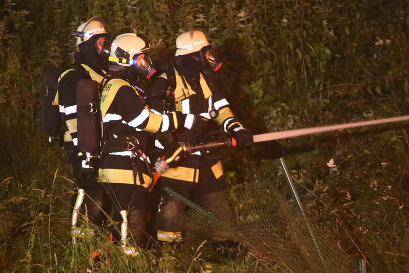 Feuerwerklager in Altötting abegbrannt: Die Bilder vom Feuerwehreinsatz.
