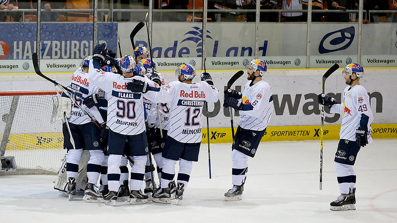 Die Münchner jubeln nach dem Sieg gegen die Grizzlys Wolfsburg.
