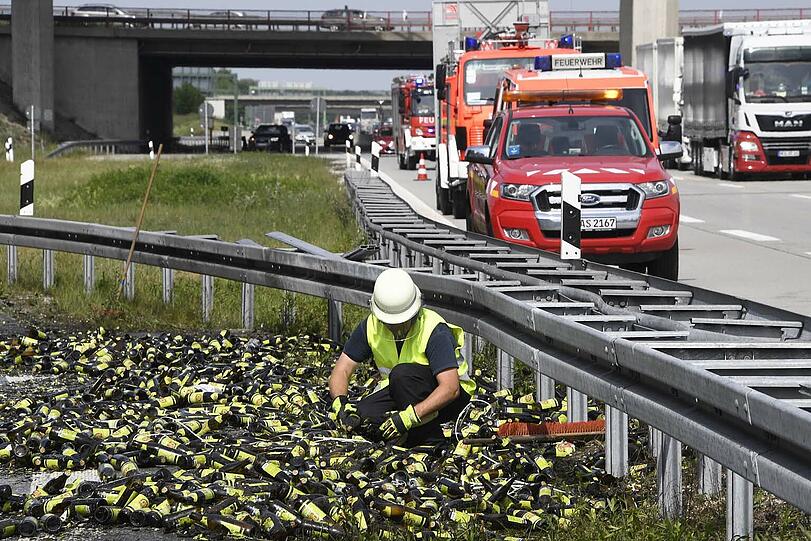 Hunderte Flaschen alkoholfreies Weißbier gingen bei dem Unfall zu Bruch. Die Bilder.