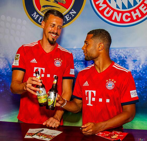 Prost! Das Bayern-Duo Sandro Wagner (l.) und Serge Gnabry stößt an.